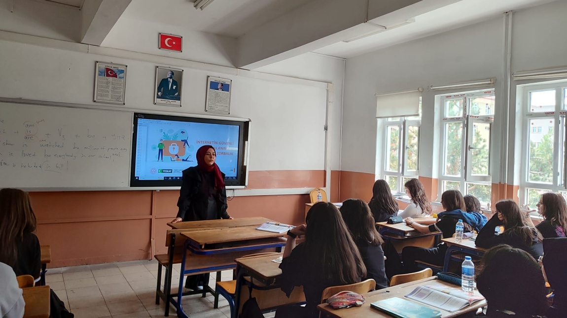 Okul Rehberlik Servisi Tarafından 10.sınıflara İnternetin Güvenli Kullanımı Üzerine Seminer Verildi